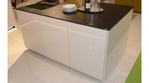 Einbauküche WERT KÜCHE® aus Holz Nachbildung Stein in Weiß Schwarz WERT KÜCHE Gala Musterküche mit Miele Einbaugeräten Muschelweiss & Naturstein schwarz