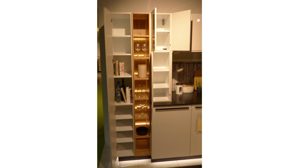 Einbauküche WERT KÜCHE® aus Holz Nachbildung Stein in Weiß Schwarz WERT KÜCHE Gala Musterküche mit Miele Einbaugeräten Muschelweiss & Naturstein schwarz