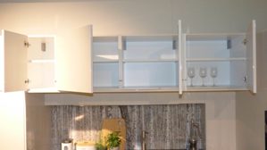 Einbauküche WERT KÜCHE® aus Holz Nachbildung Stein in Weiß Schwarz WERT KÜCHE Gala Musterküche mit Miele Einbaugeräten Muschelweiss & Naturstein schwarz