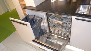 Einbauküche WERT KÜCHE® aus Holz Nachbildung Stein in Weiß Schwarz WERT KÜCHE Gala Musterküche mit Miele Einbaugeräten Muschelweiss & Naturstein schwarz