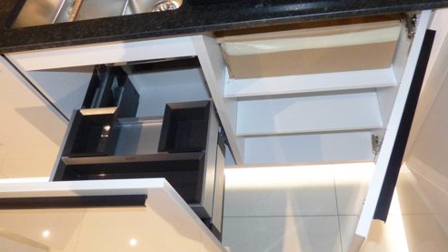 Einbauküche WERT KÜCHE® aus Holz Nachbildung Stein in Weiß Schwarz WERT KÜCHE Gala Musterküche mit Miele Einbaugeräten Muschelweiss & Naturstein schwarz