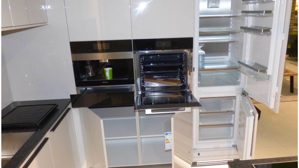 Einbauküche WERT KÜCHE® aus Holz Nachbildung Stein in Weiß Schwarz WERT KÜCHE Gala Musterküche mit Miele Einbaugeräten Muschelweiss & Naturstein schwarz