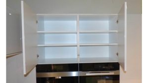 Einbauküche WERT KÜCHE® aus Holz Nachbildung Stein in Weiß Schwarz WERT KÜCHE Gala Musterküche mit Miele Einbaugeräten Muschelweiss & Naturstein schwarz