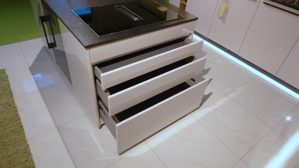 Einbauküche WERT KÜCHE® aus Holz Nachbildung Stein in Weiß Schwarz WERT KÜCHE Gala Musterküche mit Miele Einbaugeräten Muschelweiss & Naturstein schwarz