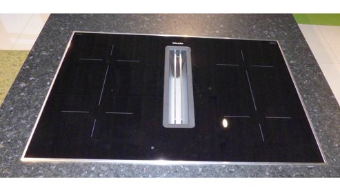 Einbauküche WERT KÜCHE® aus Holz Nachbildung Stein in Weiß Schwarz WERT KÜCHE Gala Musterküche mit Miele Einbaugeräten Muschelweiss & Naturstein schwarz