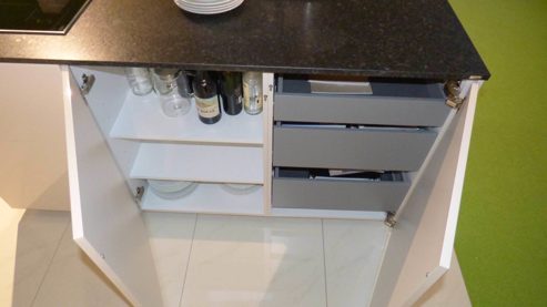 Einbauküche WERT KÜCHE® aus Holz Nachbildung Stein in Weiß Schwarz WERT KÜCHE Gala Musterküche mit Miele Einbaugeräten Muschelweiss & Naturstein schwarz