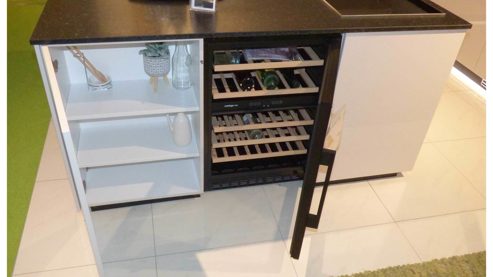 Einbauküche WERT KÜCHE® aus Holz Nachbildung Stein in Weiß Schwarz WERT KÜCHE Gala Musterküche mit Miele Einbaugeräten Muschelweiss & Naturstein schwarz