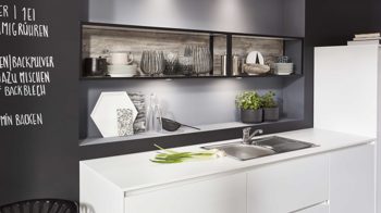 Einbauküche Nobilia® aus Holz in Holzfarben Hell nobilia® Einbauküche Focus mit privileg-Elektrogeräten Alpinweiß & Ponderosa Pinie - dreizeilig