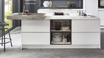 Einbauküche Nobilia® aus Holz in Holzfarben Hell nobilia® Einbauküche Focus mit privileg-Elektrogeräten Alpinweiß & Ponderosa Pinie - dreizeilig