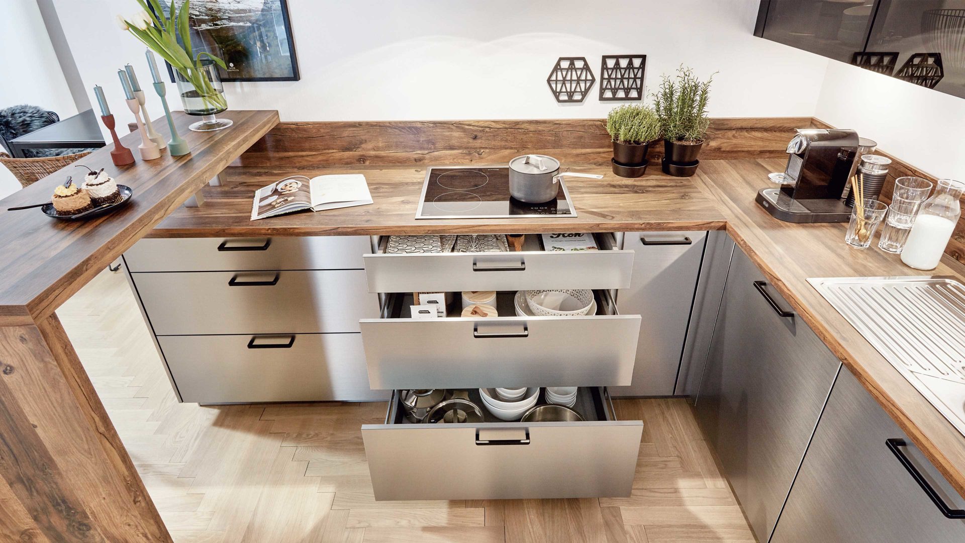 Einbauküche Nobilia® aus Holz in Grau nobilia® Einbauküche Inox mit privileg Einbaugeräten und Frühstückstheke Stahl & Balkeneiche - zweizeilig