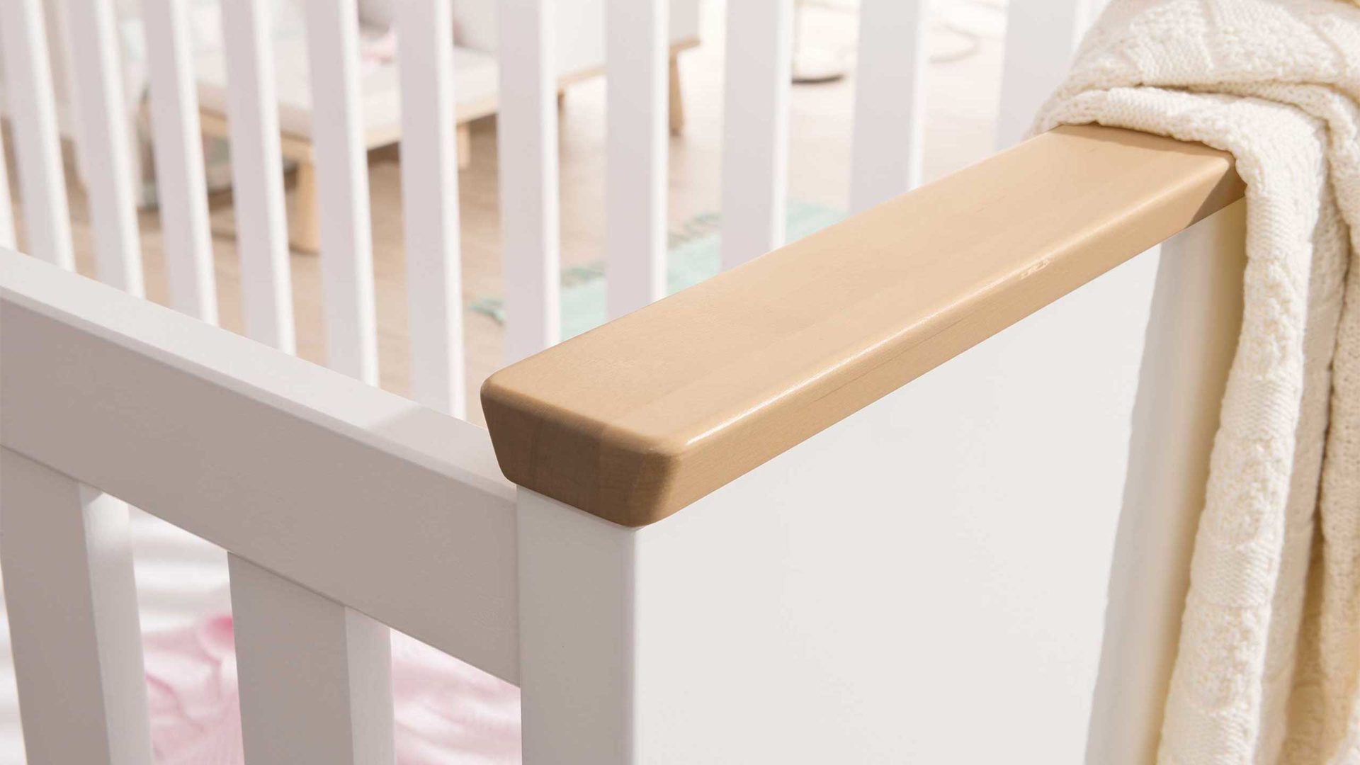 Babybett Paidi aus Holz in Weiß PAIDI Kinderbett Ylvie kreideweiße Melaminoberfläche mit Birke-Nachbildung - Liegefläche ca. 70 x 140 cm