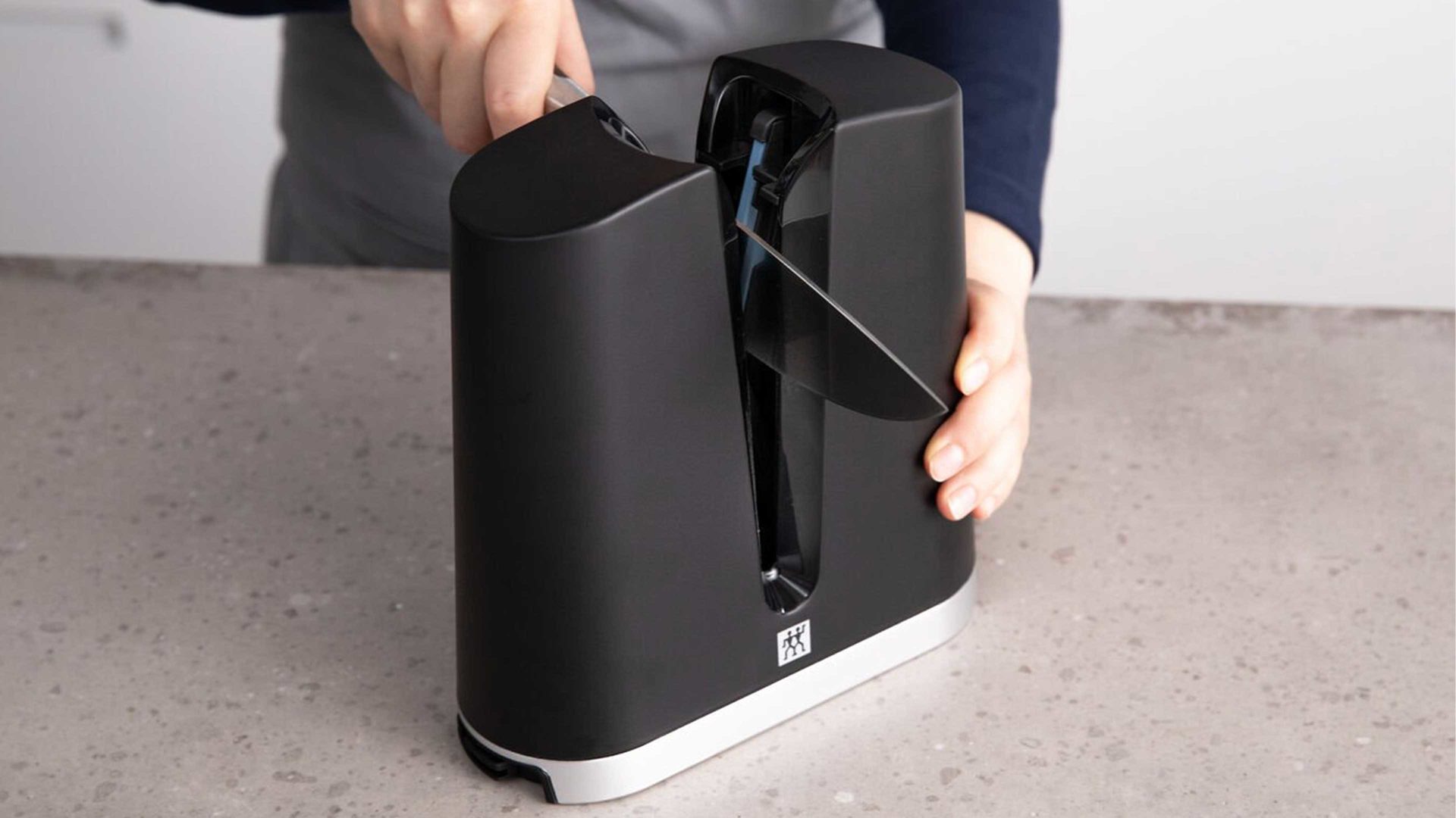 Messerschärfer Zwilling® aus Kunststoff in Schwarz ZWILLING® Messerschärfer V-Edge mattschwarzer & silberfarbener Kunststoff