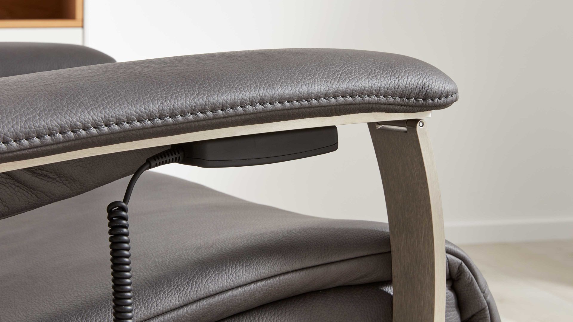 Relaxsessel Interliving aus Leder in Grau Interliving Sessel Serie 4551 – Relaxsessel colafarbenes LongLife-Leder & edelstahlfarbener Sternfuß – ein Motor