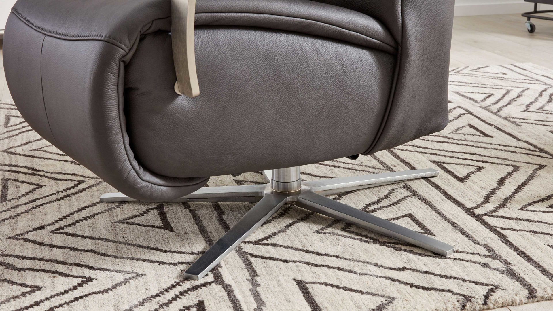 Relaxsessel Interliving aus Leder in Grau Interliving Sessel Serie 4551 – Relaxsessel colafarbenes LongLife-Leder & edelstahlfarbener Sternfuß – ein Motor