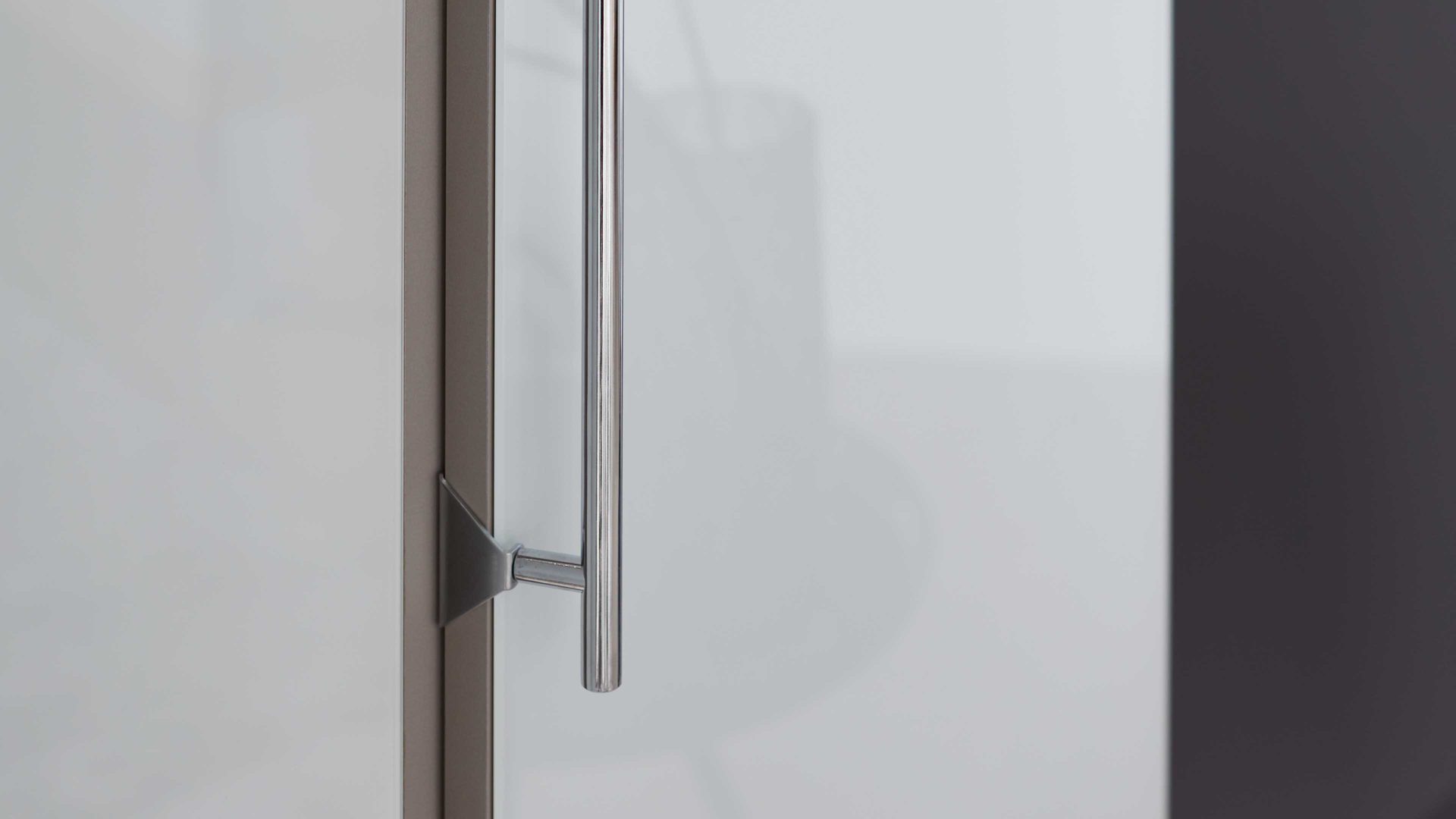 Eckschrank Interliving aus Holz in Weiß Interliving Kleiderschrank Serie 1205 – Eckschrank weiße Glasfronten – vier Türen