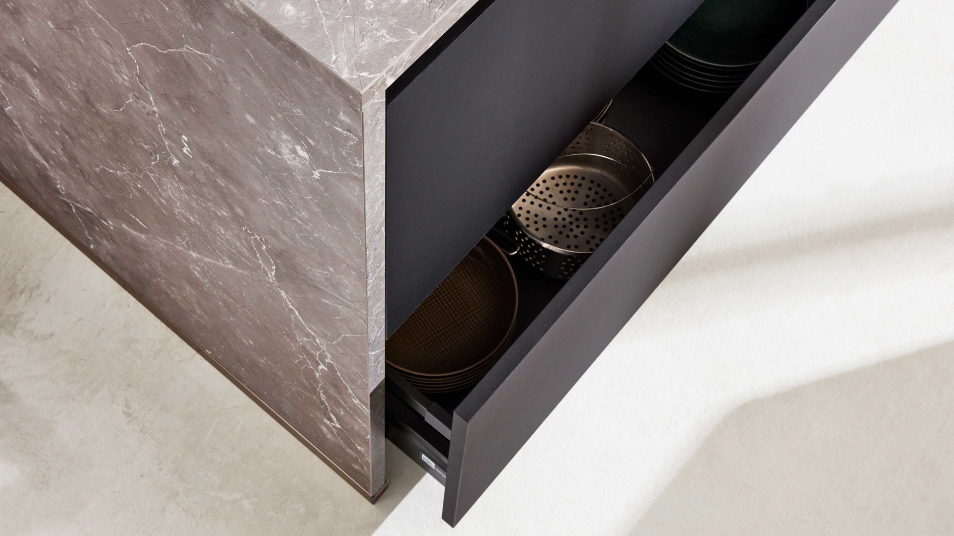 Einbauküche Interliving aus Holz in Schwarz Interliving Küche Serie 3100 mit AEG Einbaugeräten Schwarz & Quarzgrau – zweizeilig