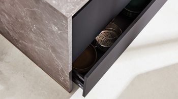 Einbauküche Interliving aus Holz in Schwarz Interliving Küche Serie 3035 mit AEG Einbaugeräten Schwarz & Quarzgrau – zweizeilig