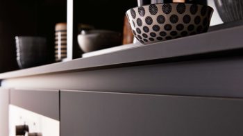 Einbauküche Interliving aus Holz in Schwarz Interliving Küche Serie 3100 mit AEG Einbaugeräten Schwarz & Quarzgrau – zweizeilig