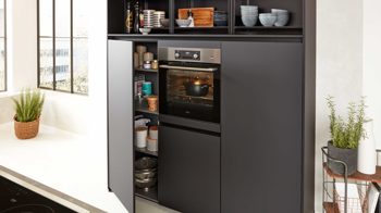 Einbauküche Interliving aus Holz in Schwarz Interliving Küche Serie 3035 mit AEG Einbaugeräten Schwarz & Quarzgrau – zweizeilig