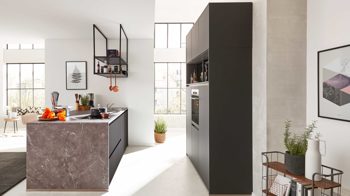 Einbauküche Interliving aus Holz in Schwarz Interliving Küche Serie 3100 mit AEG Einbaugeräten Schwarz & Quarzgrau – zweizeilig