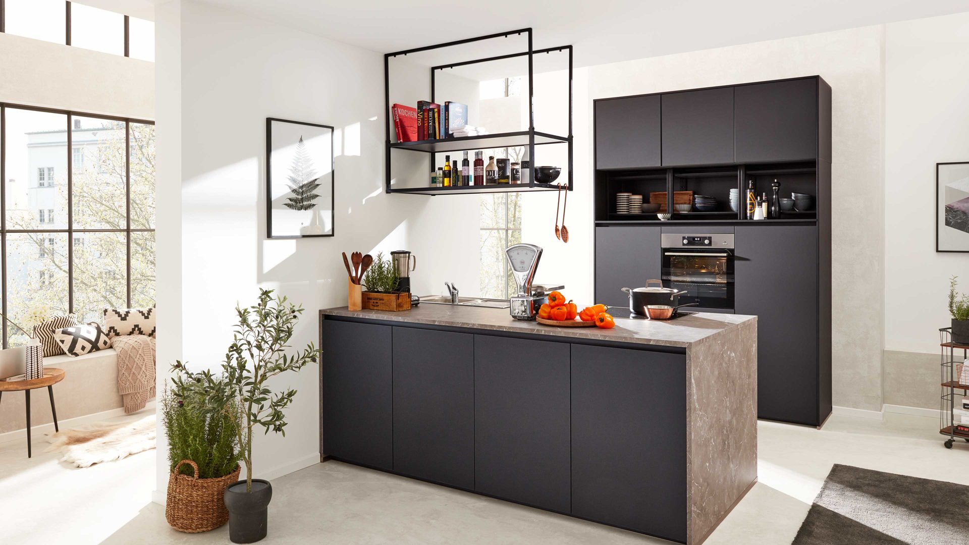 Einbauküche Interliving aus Holz in Schwarz Interliving Küche Serie 3100 mit AEG Einbaugeräten Schwarz & Quarzgrau – zweizeilig