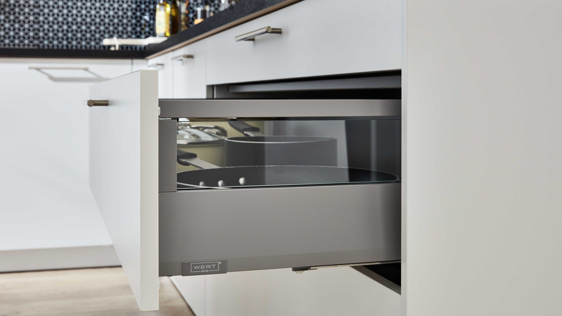 Einbauküche WERT KÜCHE® aus Holz in Hellgrau WERT KÜCHE® Nora mit AEG Einbaugeräten Kristallgrau & Onyxschwarz - zweiteilig