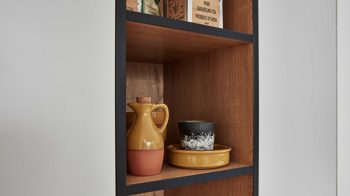 Einbauküche WERT KÜCHE® aus Holz in Hellgrau WERT KÜCHE® Nora mit AEG Einbaugeräten Kristallgrau & Onyxschwarz - zweizeilig