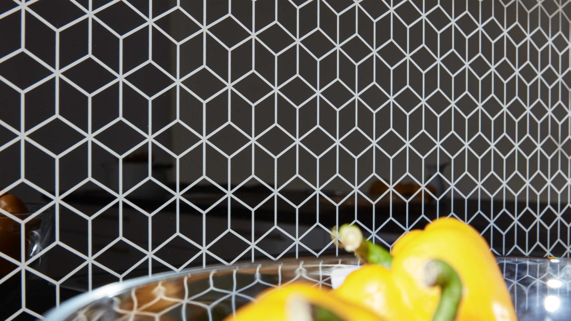 Einbauküche WERT KÜCHE® aus Holz in Hellgrau WERT KÜCHE® Nora mit AEG Einbaugeräten Kristallgrau & Onyxschwarz - zweizeilig