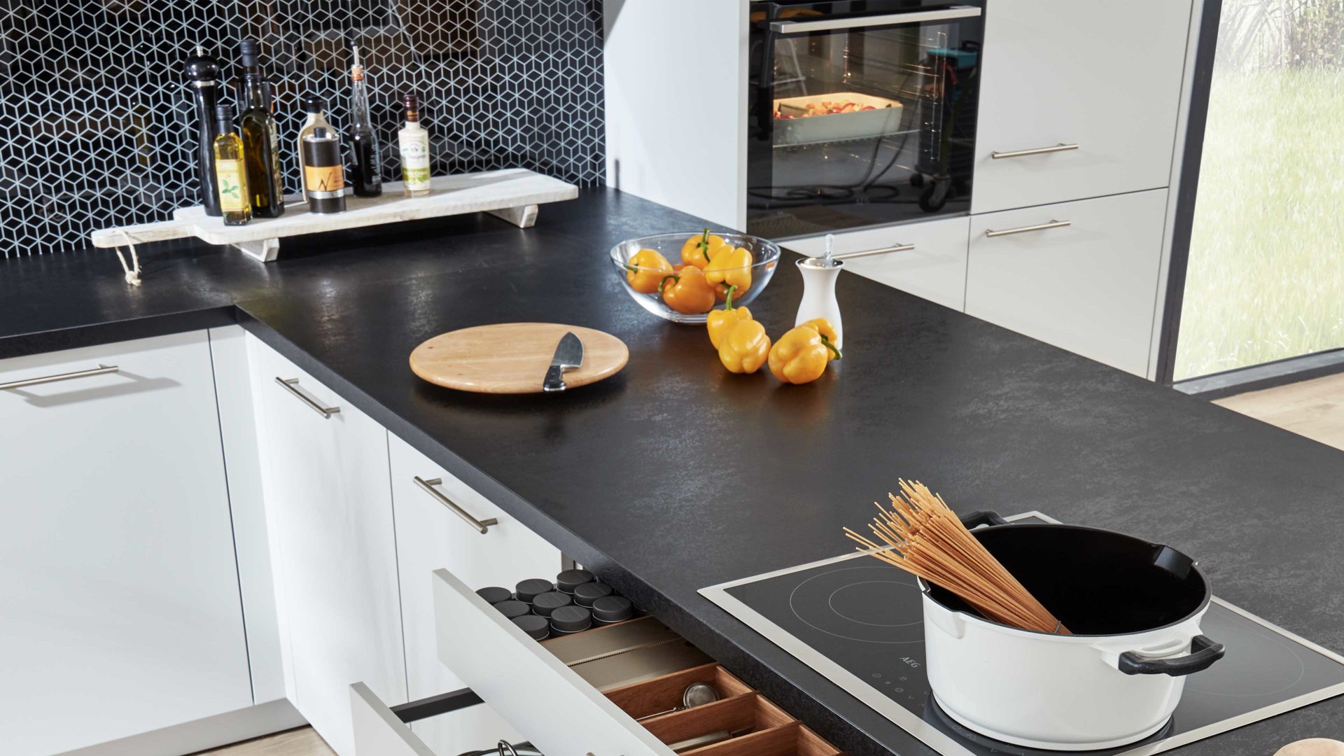 Einbauküche WERT KÜCHE® aus Holz in Hellgrau WERT KÜCHE® Nora mit AEG Einbaugeräten Kristallgrau & Onyxschwarz - zweiteilig