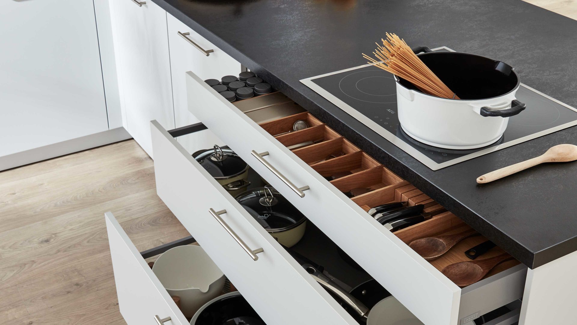 Einbauküche WERT KÜCHE® aus Holz in Hellgrau WERT KÜCHE® Nora mit AEG Einbaugeräten Kristallgrau & Onyxschwarz - zweizeilig