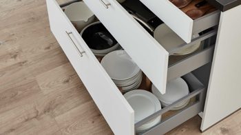 Einbauküche WERT KÜCHE® aus Holz in Hellgrau WERT KÜCHE® Nora mit AEG Einbaugeräten Kristallgrau & Onyxschwarz - zweiteilig