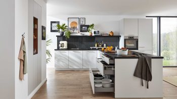 Einbauküche WERT KÜCHE® aus Holz in Hellgrau WERT KÜCHE® Nora mit AEG Einbaugeräten Kristallgrau & Onyxschwarz - zweiteilig