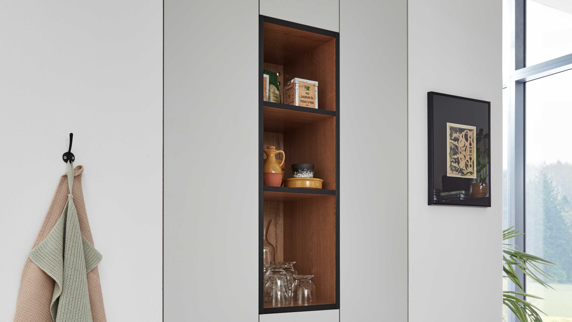 Einbauküche WERT KÜCHE® aus Holz in Hellgrau WERT KÜCHE® Nora mit AEG Einbaugeräten Kristallgrau & Onyxschwarz - zweiteilig