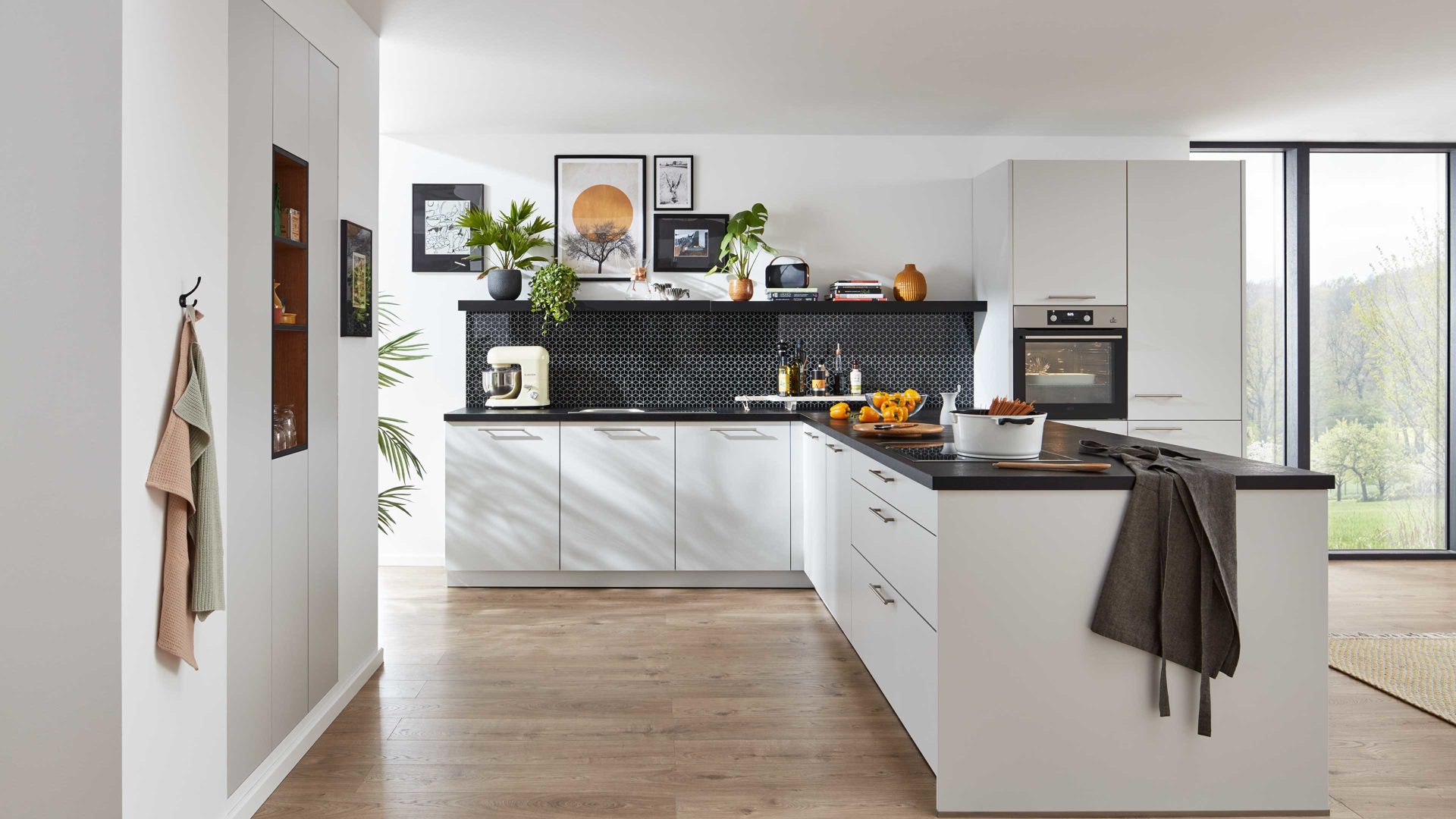 Einbauküche WERT KÜCHE® aus Holz in Hellgrau WERT KÜCHE® Nora mit AEG Einbaugeräten Kristallgrau & Onyxschwarz - zweiteilig