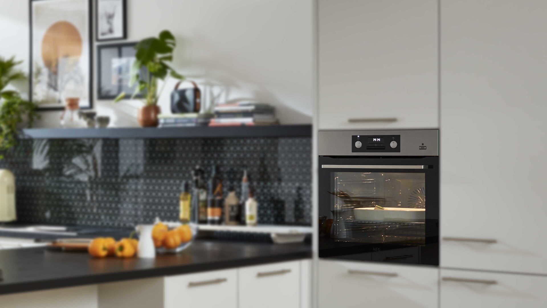 Einbauküche WERT KÜCHE® aus Holz in Hellgrau WERT KÜCHE® Nora mit AEG Einbaugeräten Kristallgrau & Onyxschwarz - zweizeilig