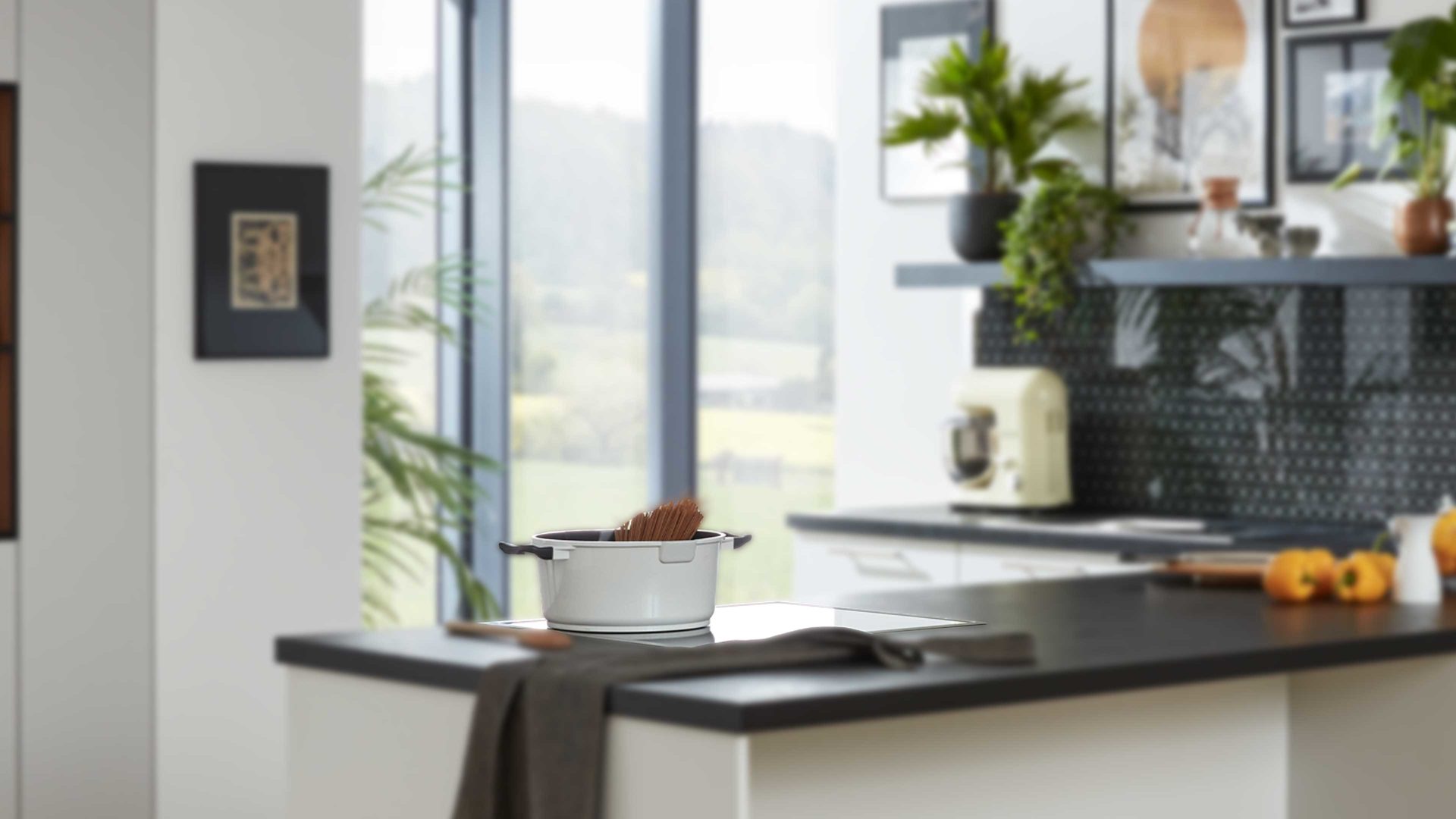 Einbauküche WERT KÜCHE® aus Holz in Hellgrau WERT KÜCHE® Nora mit AEG Einbaugeräten Kristallgrau & Onyxschwarz - zweizeilig