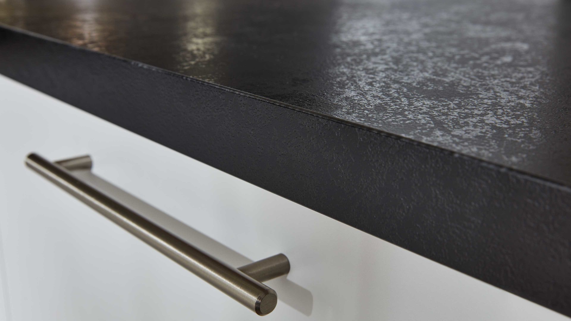 Einbauküche WERT KÜCHE® aus Holz in Hellgrau WERT KÜCHE® Nora mit AEG Einbaugeräten Kristallgrau & Onyxschwarz - zweizeilig