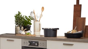 Einbauküche WERT KÜCHE® aus Holz in Beige WERT KÜCHE® Nora mit AEG Einbaugeräten Muschelweiß & Virginia Eiche – zweizeilig