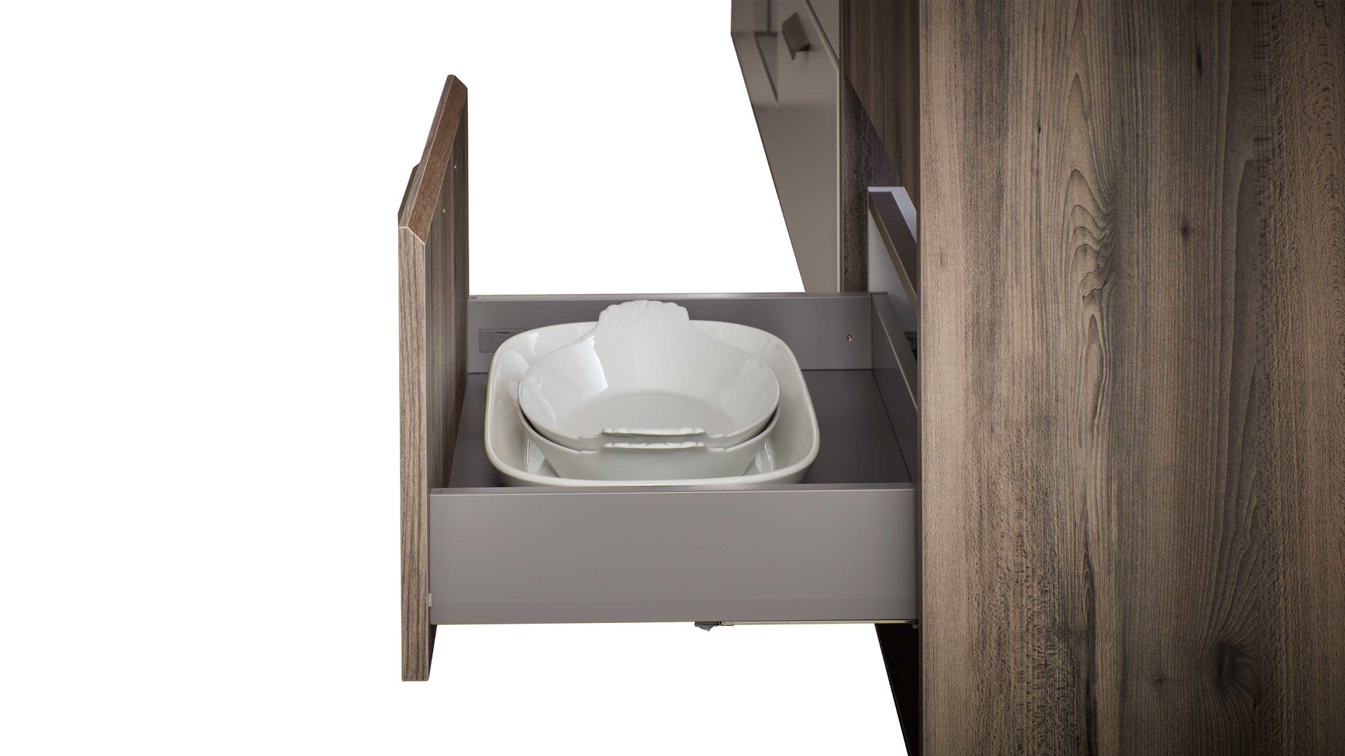 Einbauküche WERT KÜCHE® aus Holz in Beige WERT KÜCHE® Nora mit AEG Einbaugeräten Muschelweiß & Virginia Eiche – zweizeilig