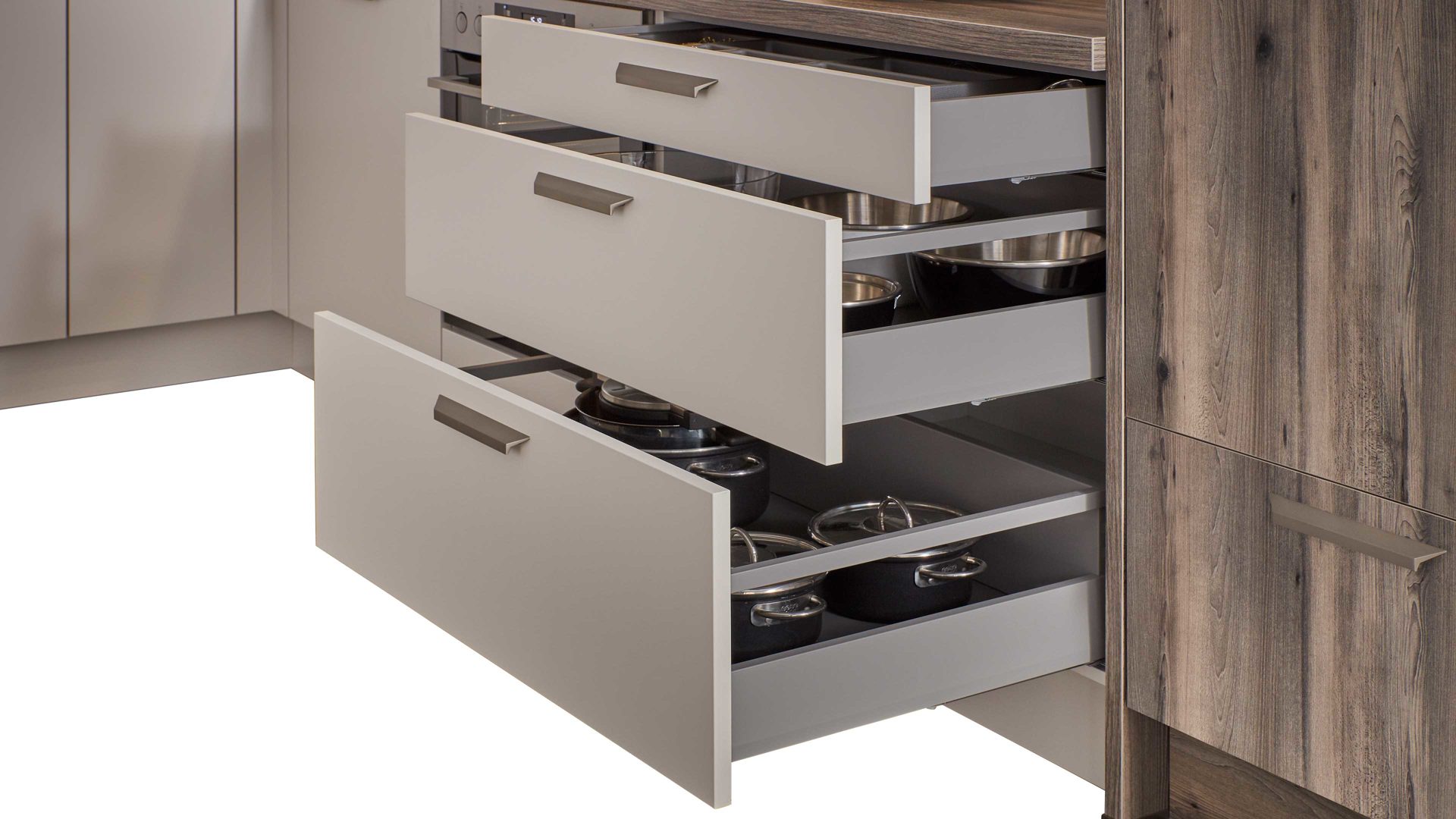 Einbauküche WERT KÜCHE® aus Holz in Beige WERT KÜCHE® Nora mit AEG Einbaugeräten Muschelweiß & Virginia Eiche – zweizeilig