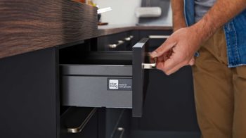 Einbauküche Interliving aus Holz in Schwarz Interliving Küche Serie 3031 mit AEG-Einbaugeräten Mattschwarz & Nussbaum Kuba – Stellfläche ca. 275 x 305 cm