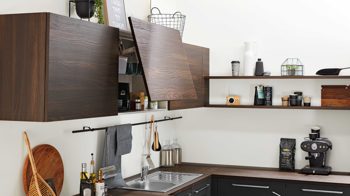 Einbauküche Interliving aus Holz in Schwarz Interliving Küche Serie 3031 mit AEG-Einbaugeräten Mattschwarz & Nussbaum Kuba – Stellfläche ca. 275 x 305 cm