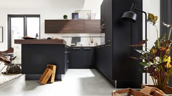 Einbauküche Interliving aus Holz in Schwarz Interliving Küche Serie 3031 mit AEG-Einbaugeräten Mattschwarz & Nussbaum Kuba – Stellfläche ca. 275 x 305 cm
