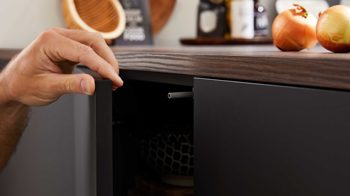 Einbauküche Interliving aus Holz in Schwarz Interliving Küche Serie 3039 mit AEG-Einbaugeräten Mattschwarz & Nussbaum Kuba – Stellfläche ca. 275 x 305 cm