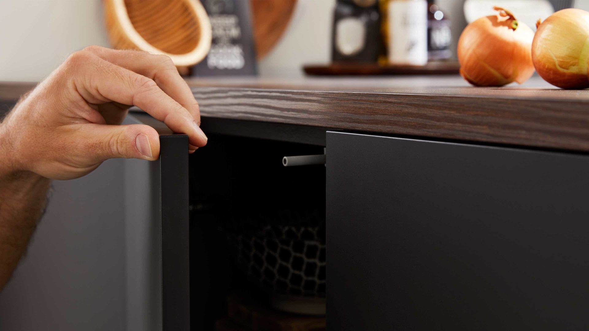 Einbauküche Interliving aus Holz in Schwarz Interliving Küche Serie 3031 mit AEG-Einbaugeräten Mattschwarz & Nussbaum Kuba – Stellfläche ca. 275 x 305 cm