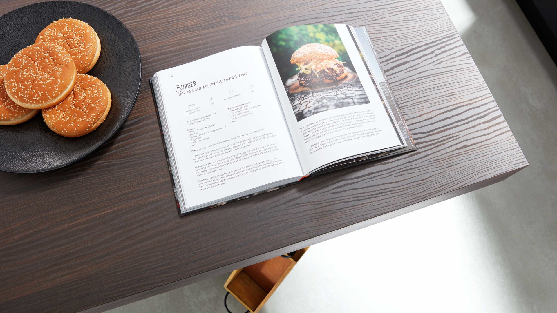 Einbauküche Interliving aus Holz in Schwarz Interliving Küche Serie 3039 mit AEG-Einbaugeräten Mattschwarz & Nussbaum Kuba – Stellfläche ca. 275 x 305 cm