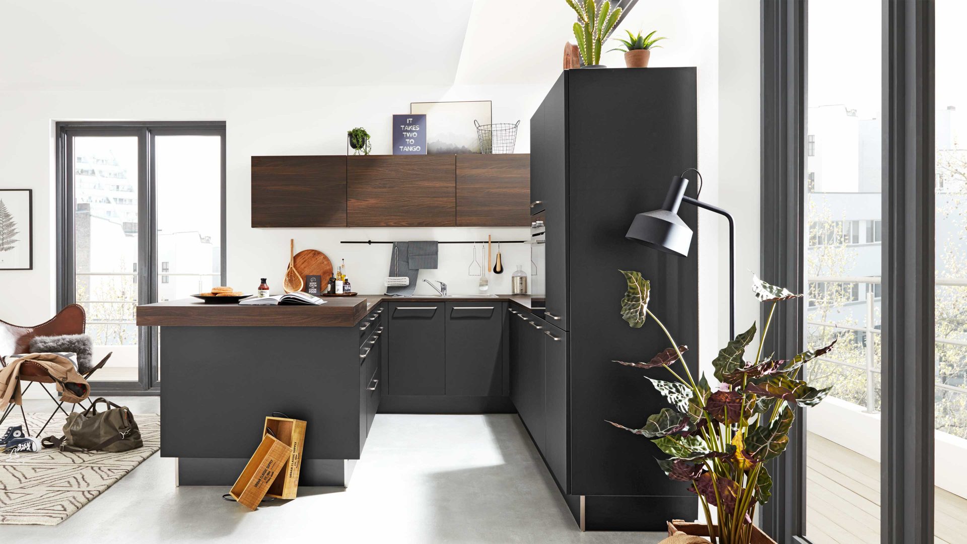 Einbauküche Interliving aus Holz in Schwarz Interliving Küche Serie 3031 mit AEG-Einbaugeräten Mattschwarz & Nussbaum Kuba – Stellfläche ca. 275 x 305 cm