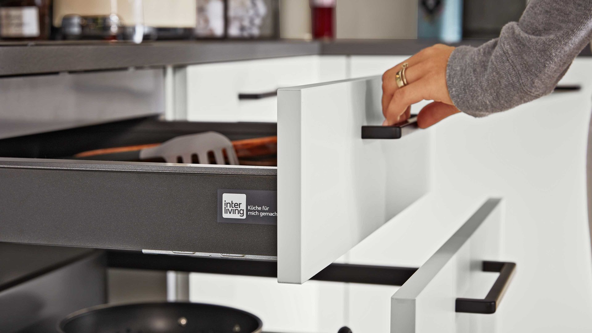 Einbauküche Interliving aus Holz in Weiß Interliving Küche Serie 3032 mit privileg Einbaugeräten Weiß & Quarzgrau - Stellfläche ca. 395 x 245 cm