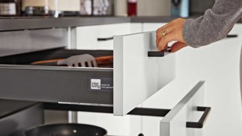 Einbauküche Interliving aus Holz in Weiß Interliving Küche Serie 3032 mit gorenje Einbaugeräten Weiß & Quarzgrau - Stellfläche ca. 395 x 245 cm