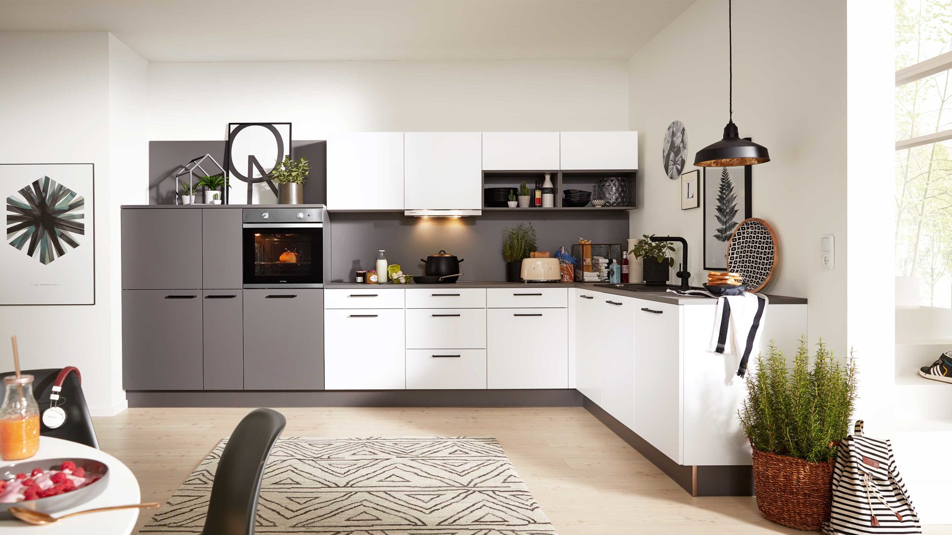 Einbauküche Interliving aus Holz in Weiß Interliving Küche Serie 3032 mit gorenje Einbaugeräten Weiß & Quarzgrau - Stellfläche ca. 395 x 245 cm